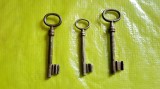 F81-Cheie veche- chei poarta vechi metal. Pret pe bucata. Perioada intre 1900-1940.Lungimi CELE DIN STANGA SI DREAPTA 11,5 CM, CEA DIN MIJLOC 9 CM.