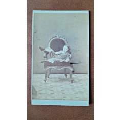 Fotografie tip CDV, copil pe fotoli, inceput de secol XX