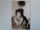 Fotografie dimensiune CP cu femeie cu pipă