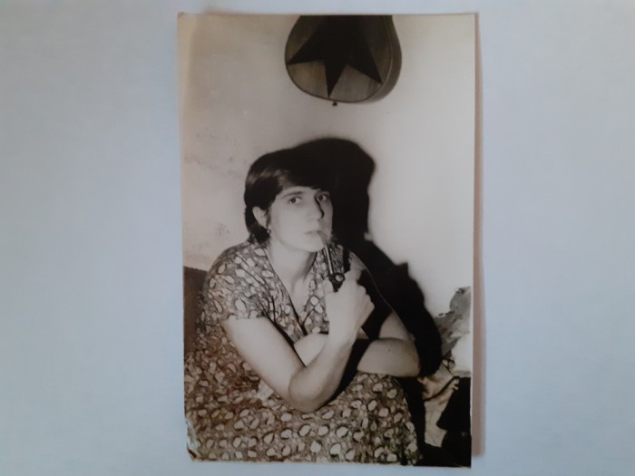 Fotografie dimensiune CP cu femeie cu pipă