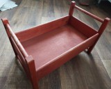 Pătuț vintage din lemn masiv, pentru păpuși - Handcrafted, dimensiuni mari: 52 cm x 30 cm x 30 cm.