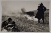 PE FRONTUL CUBANULUI , SOLDATI ROMANI IN ATAC CU ARUNCATORUL DE FLACARI , FOTOGRAFIE DE PRESA , 31 MAI 1943