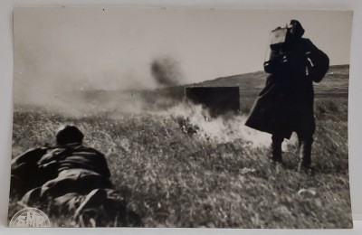 PE FRONTUL CUBANULUI , SOLDATI ROMANI IN ATAC CU ARUNCATORUL DE FLACARI , FOTOGRAFIE DE PRESA , 31 MAI 1943 foto