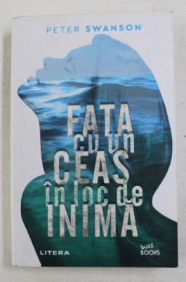 FATA CU UN CEAS IN LOC DE INIMA de PETER SWANSON , 2020 foto