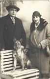 P3110N Bărbat și femeie cu c&acirc;ine-lup, studio Rembrandt Rosenberg, Soroca, Basarabia, 1930