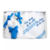 Cumpara ieftin Trusou Botez cu 7 piese personalizat cu broderie - &quot;Cu drag de la Nasi&quot; - ALB - ALBASTRU - TB90