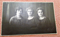 Trei femei. Fotografie datata 1923 - Foto Lux, Bucuresti, dimensiune 13x8,5 cm foto