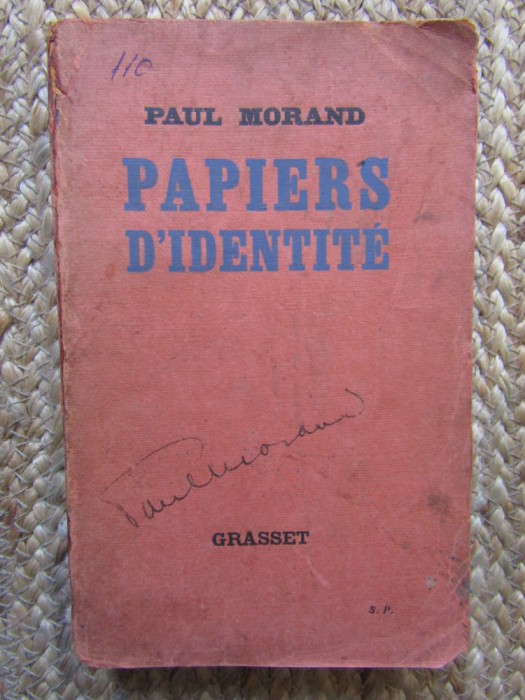PAPIERS D&#039;IDENTITE - PAUL MORAND (CARTE IN LIMBA FRANCEZA)