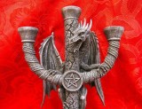 SFESNIC STIL GOTIC DECORAT CU DRAGON SI PENTAGRAMA 29.5 CM