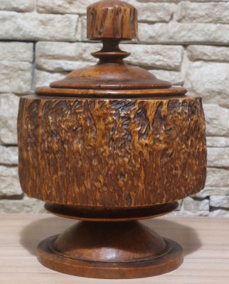 Vand o cutie veche,deosebita,strunjita dintr-o bucata de copac foto