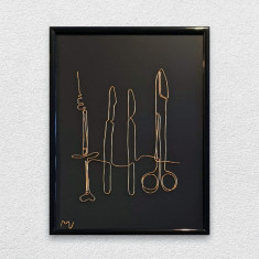 Instrumente chirurgicale, sculptura din fir continuu de sarma placata cu aur, 19×25 cm