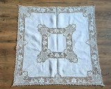 FATA DE MASA VINTAGE DIN BUMBAC, LUCRATA SI CUSUTA CU BRODERIE ȘI TEHNICA FILET