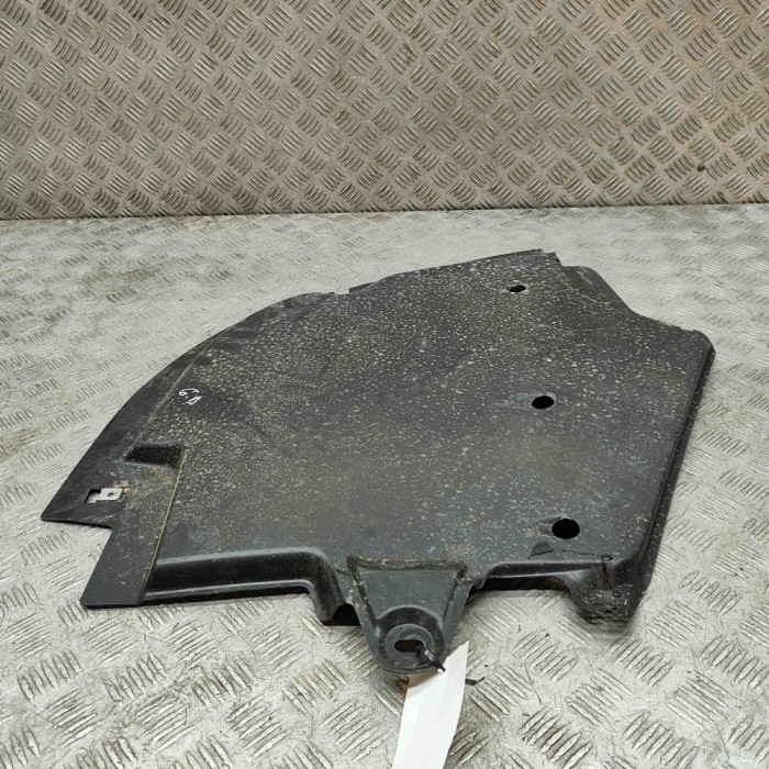 Scut motor dreapta spate AUDI A5 Avant 2024 OEM: 8B3825220