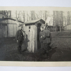 Fotografie originala 94 x 65 mm soldati nazist langa un post de santinela WWII