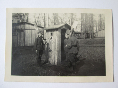 Fotografie originala 94 x 65 mm soldati nazist langa un post de santinela WWII foto