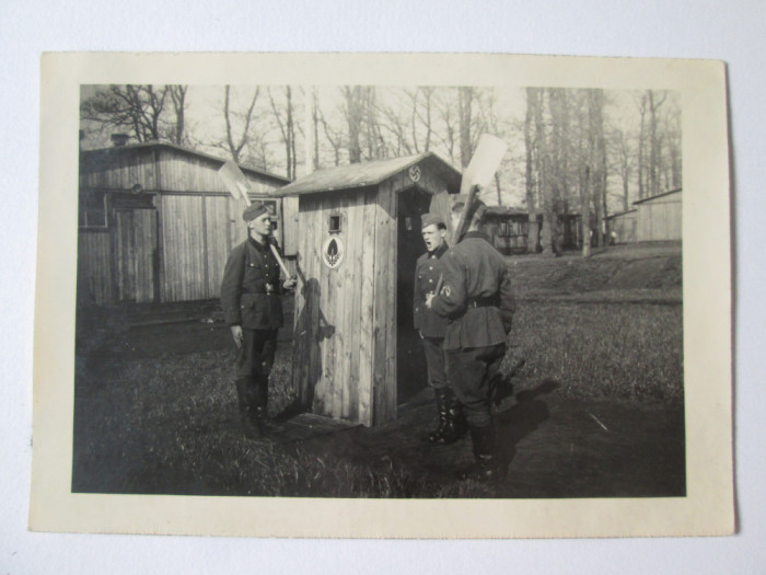 Fotografie originala 94 x 65 mm soldati nazist langa un post de santinela WWII