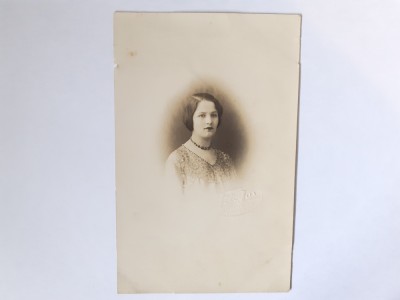 Carte poștală cu femeie din București 12 foto