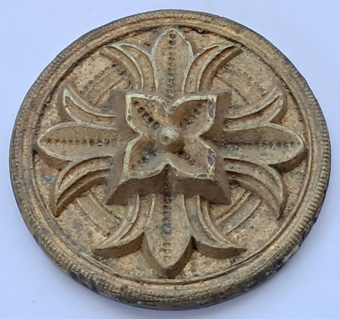 Buton din alamă