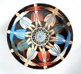 Farfurie ceramica veche vintage Parikrupa - Slovacia, cu agatatoare, luat ars pictat si smaltuit, decor femei in hora, 25.5cm diametru