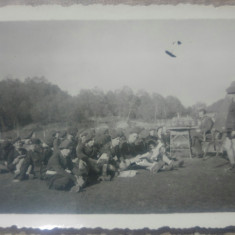 Clasa de elevi militari in aer liber// fotografie perioada interbelica