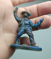 JUCARIE VECHE FIGURINA ROMANEASCA - COMUNIST - COLECTIE - COWBOY PISTOLAR