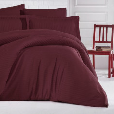 Lenjerie de pat pentru o persoana cu husa elastic pat si fata perna dreptunghiulara, Elegance, damasc, dunga 1 cm 130 g/mp, Bordeaux, bumbac 100%