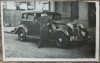 Soferul Raducanu cu o masina de epoca, numere de Bucuresti// foto tip CP