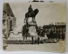 DOI OFITERI SI O DOAMNA POZAND IN FATA MONUMENTULUI LUI MATEI CORVIN DIN CLUJ , FOTOGRAFIE , IN DREAPTA O CASA CU ACOPERISUL ARS IN INCENDIU , PERIOA