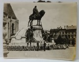 DOI OFITERI SI O DOAMNA POZAND IN FATA MONUMENTULUI LUI MATEI CORVIN DIN CLUJ , FOTOGRAFIE , IN DREAPTA O CASA CU ACOPERISUL ARS IN INCENDIU , PERIOA