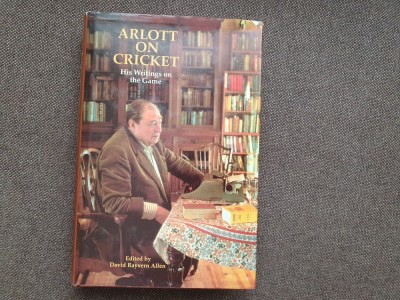 ARLLOTT ON CRICKET - JOHN ARLOTT foto