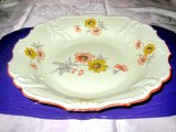 349-Platou-fructiera veche Bavaria din portelan cu flori de camp. Diametrul 28 cm, in stare buna.