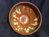Arta si Traditie - Farfurie / Blid / Strachina / Castron de Horezu jud Valcea ceramica utilitara mijlocul sec XX cu initialele G. I. P. !