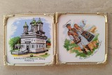 Două decorațiuni din faianță la modă &icirc;n epoca socialistă