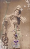 Scena Opera Martha Marguerite la roata de tors Dimensiune 14x9 cm Stare buna