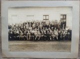Fotografie de grup din perioada interbelica