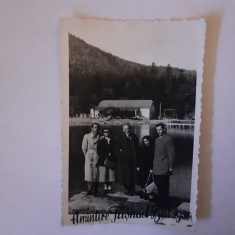 Fotografie dimensiune 6/9 cm de grup din Băile Tușnad județul Harghita în 1956