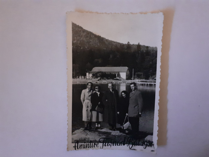 Fotografie dimensiune 6/9 cm de grup din Băile Tușnad județul Harghita &icirc;n 1956