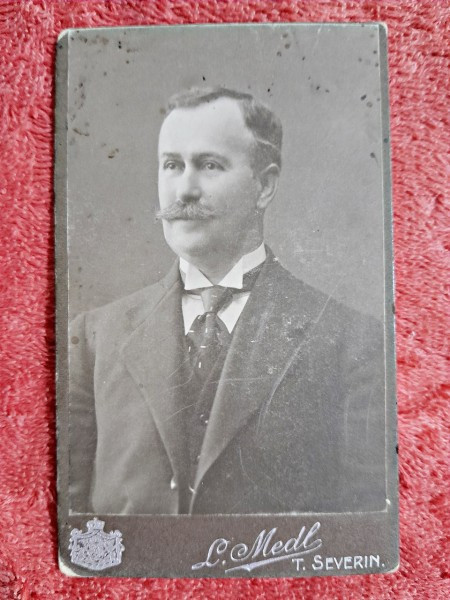 Fotografie tip CDV, barbat cu mustata si cravata, inceput de secol XX