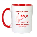 Cana maner rosu personalizata &quot;Nu imbatranesc doar imi creste valoarea, 58 ani&quot;, INOVATIX&reg;. 330ml