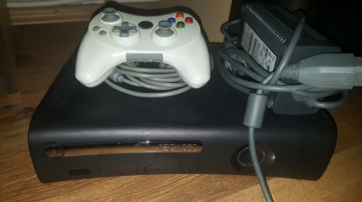 XBOX360 consola XBOX 360 cu mufa HDMI + 3 jocuri bonus Minecraft, Shot the robots, Monopoly foto
