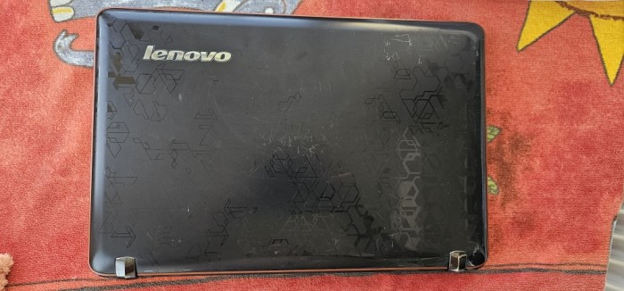LEPTOP Lenovo Ideapad Y560 , PROCESOR i7-Q740 , 2 GB RAM , FUNCTIONEAZA DAR ARE PROBLEME CU TASTATURA ! CITITI DESCRIEREA .