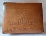 Caseta - cutie veche din piele, perioada R.P.R (Republica Populara Romana), anii 1950, imagine Casa Scantei - pentru prezentare, decoratie, medalie