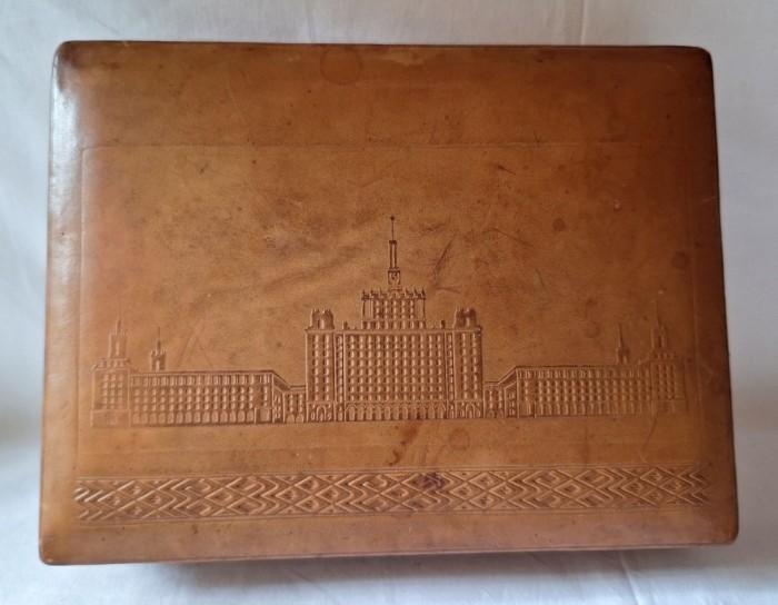 Caseta - cutie veche din piele, perioada R.P.R (Republica Populara Romana), anii 1950, imagine Casa Scantei - pentru prezentare, decoratie, medalie