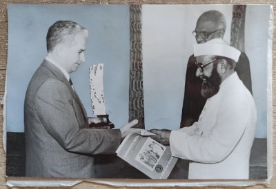 Nicolae Ceausescu primind cadouri in cadrul unei vizite// fotografie retusata foto