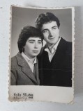 Fotografie veche Foto Studio Campulung 1983, cuplu de tineri, 9x6cm