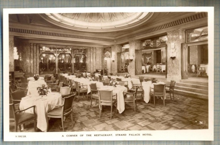 AD 605 C. P. VECHE -A CORNER OF THE RESTAURENT, STRAND PALACE HOTEL -ENGLAND
