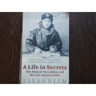 A LIFE IN SECRETS - SARAH HELM foto