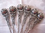 SET LINGURITE ARGINTATE PLACATE CU ARGINT MARCA SOLINGEN JUSTINUS DECOR CU TRANDAFIRI