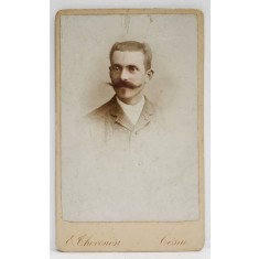 FOTOGRAF E. CHEVENON , COSNE , BARBAT CU MUSTATA IN FURCULITA , FOTOGRAFIE C.D.V. , SFARSITUL SEC. XIX