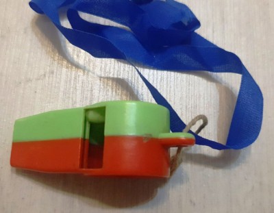 Fluier cu ascutitoare, vintage, din plastic, rosu-verde foto